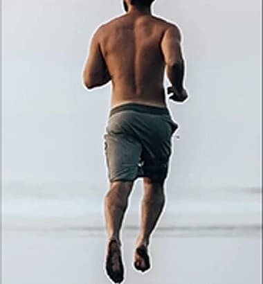 Pessoa correndo na praia